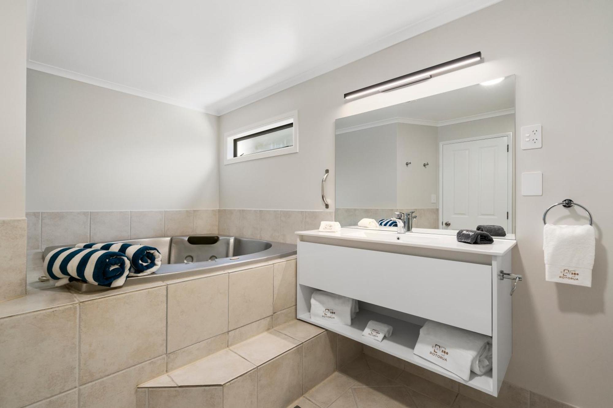 Stay 280 & Stay 284 Rotorua - Refurbished Modern Accommodation エクステリア 写真